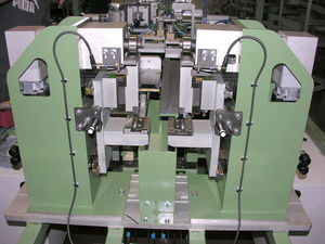 macchina per punzonatura automatica / elettrica / meccanica / per profilati in plastica