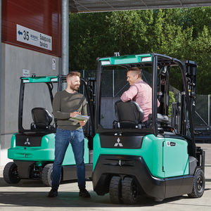 carrello elevatore elettrico / con conducente seduto / con contrappesi / a 3 ruote