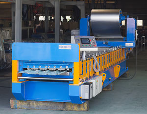 profilatrice per pannelli per copertura / controllata da PLC / automatica