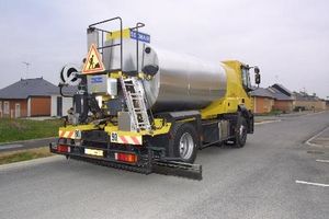 spanditrice per leganti montata su camion