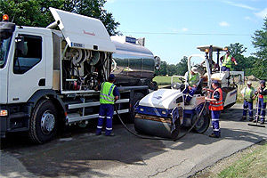spanditrice per leganti montata su camion