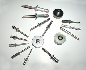 rivetto a strappo / a testa bombata / in alluminio