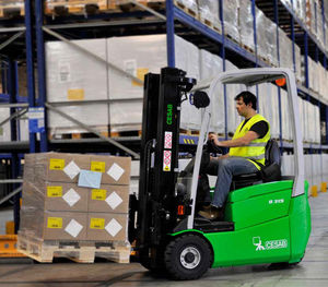 carrello elevatore elettrico / con conducente seduto / per corsie strette / per movimentazione