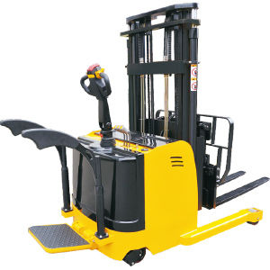 accatastatore elettrico / con piattaforma per conducente / per magazzino / per corsie strette