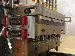 stampo per iniezione plastica multi cavità / a una cavità / per pezzi tecnici / per pezzi estetici