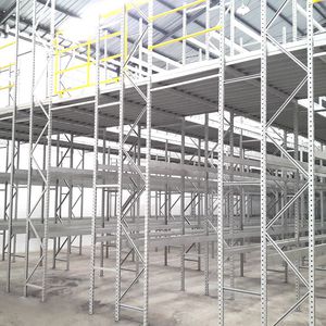 soppalco industriale con scaffalature