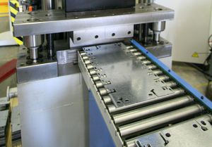 linea di punzonatura automatica / per ripiano / per lamiera / di taglio