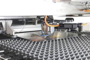 macchina da taglio laser in fibra / per metallo / con raffreddamento ad acqua / alimentata a bobina