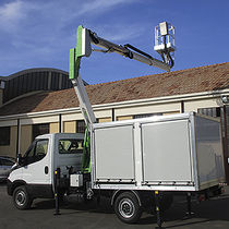 Piattaforma telescopica montata su furgone...