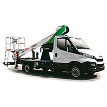 Piattaforma telescopica montata su camion...