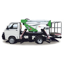 Piattaforma telescopica montata su camion...