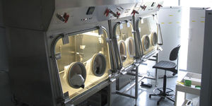 isolatore di confinamento sterile