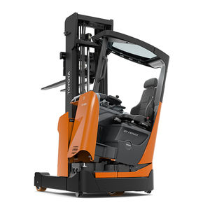 carrello elevatore retrattile con cabina ribaltabile
