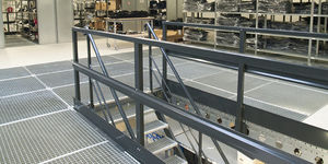 soppalco industriale con scaffalature