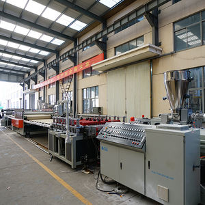 linea di estrusione per pannelli in materia plastica