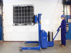 accatastatore pneumatico / a timone con guida da terra / per pallet / con longheroni a cornice