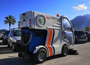 spazzatrice uomo a bordo