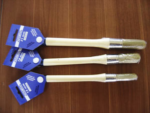 pennello con manico in legno