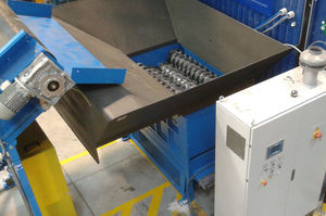 trituratore per legno / in plastica / a 4 alberi / compatto