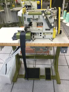 macchina da cucire con tagliafilo