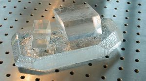 cristallo in fluoruro di magnesio (MgF2)
