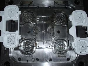 stampaggio a iniezione plastica monomateriale