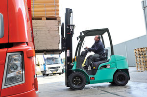 carrello elevatore diesel / con conducente seduto / industriale / per movimentazione