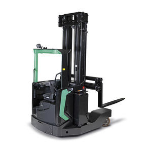 carrello elevatore retrattile con alimentazione a batteria