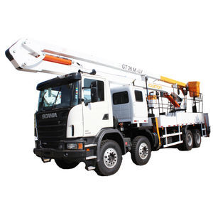 piattaforma articolata montata su camion