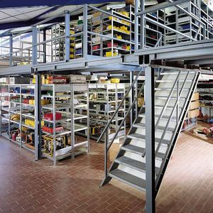 soppalco industriale con scaffalature