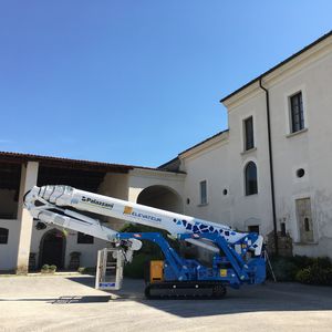 piattaforma a ragno cingolata