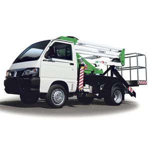 piattaforma articolata montata su camion