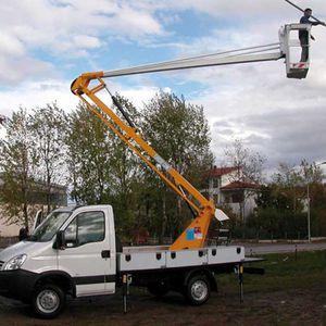 piattaforma articolata montata su camion