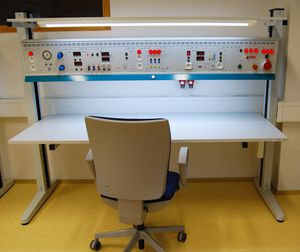 postazione di lavoro industriale