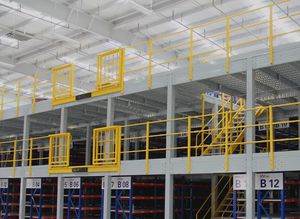 soppalco industriale con scaffalature