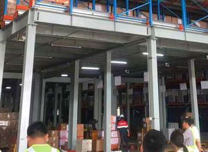 soppalco industriale con scaffalature
