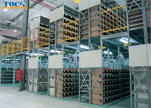 soppalco industriale con scaffalature