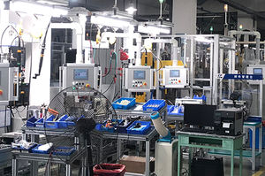 linea di produzione per pezzi metallici