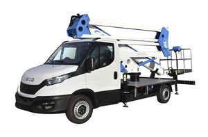 piattaforma articolata montata su camion