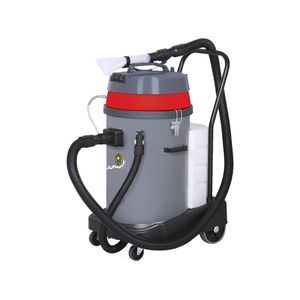 lavamoquette uomo a terra 1