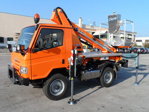 piattaforma di lavoro aerea montata su trattore 1