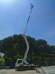 piattaforma di lavoro aerea montata su trattore