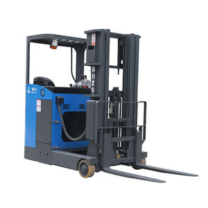 carrello elevatore retrattile con alimentazione a batteria