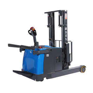 carrello elevatore retrattile con alimentazione a batteria