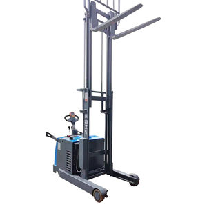 carrello elevatore retrattile con alimentazione a batteria