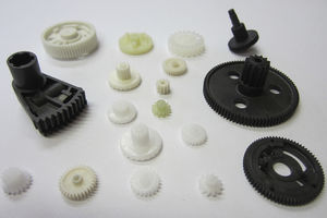 Ingranaggi E Ruote Dentate Di Plastica Bianchi Su Fondo Nero Fotografia - Foto 7