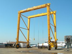gru a cavalletto gommata 1