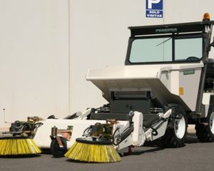 spazzatrice meccanica uomo a bordo