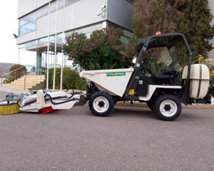 spazzatrice meccanica uomo a bordo