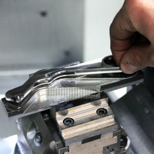 morsa per macchina utensile / pneumatica / a basso profilo / 5 assi